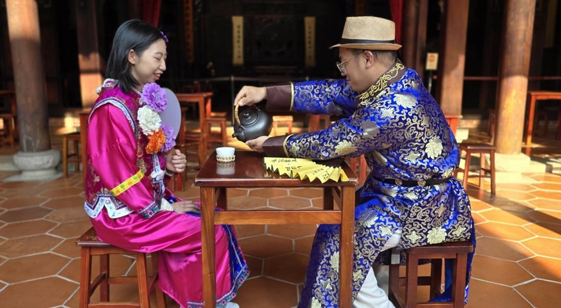 參加者換穿漢服-聽曲-品茗-體驗才子佳人喜相逢的雅趣