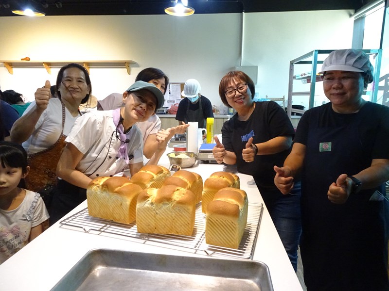 帶著自己手作麵包回家，滿滿的成就感